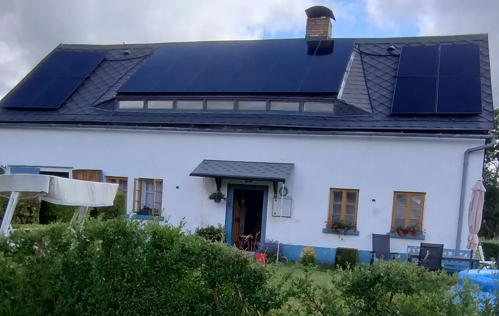 Rodinný dům s fotovoltaikou na břidlicové střeše, reálná instalace v okrese Děčín